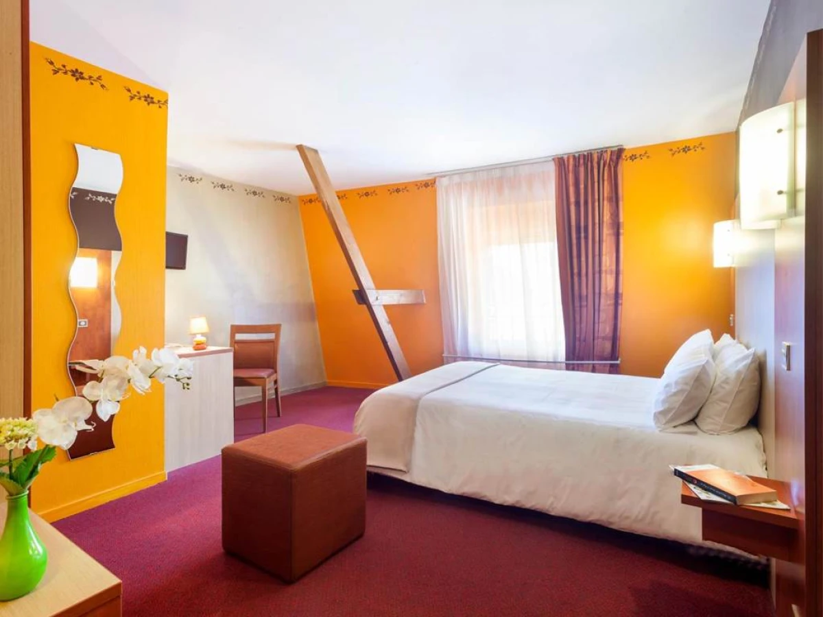 BRIT HOTEL Le Lion d'Or CHINON - Bonjour Fun