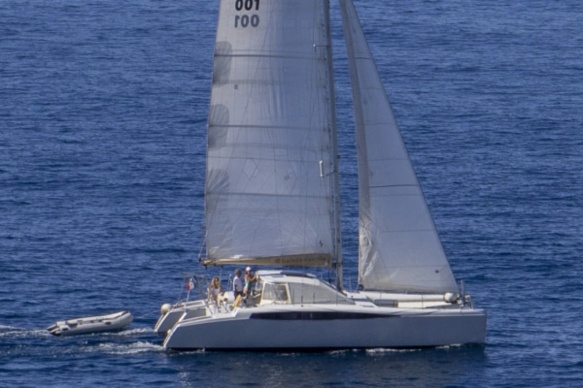 Catamaran à voile dans les îles du Frioul. Départ Mucem - Bonjour Fun