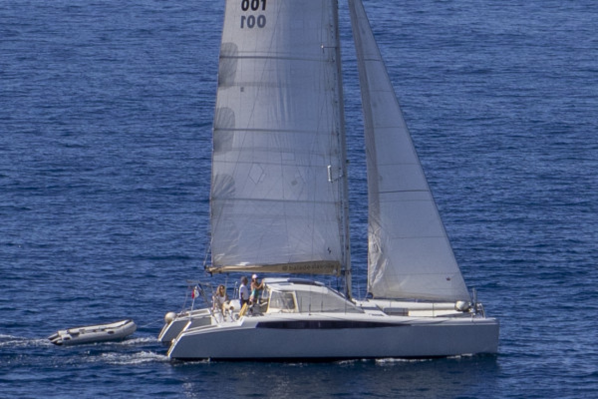 Catamaran à voile dans les îles du Frioul. Départ Mucem - Bonjour Fun