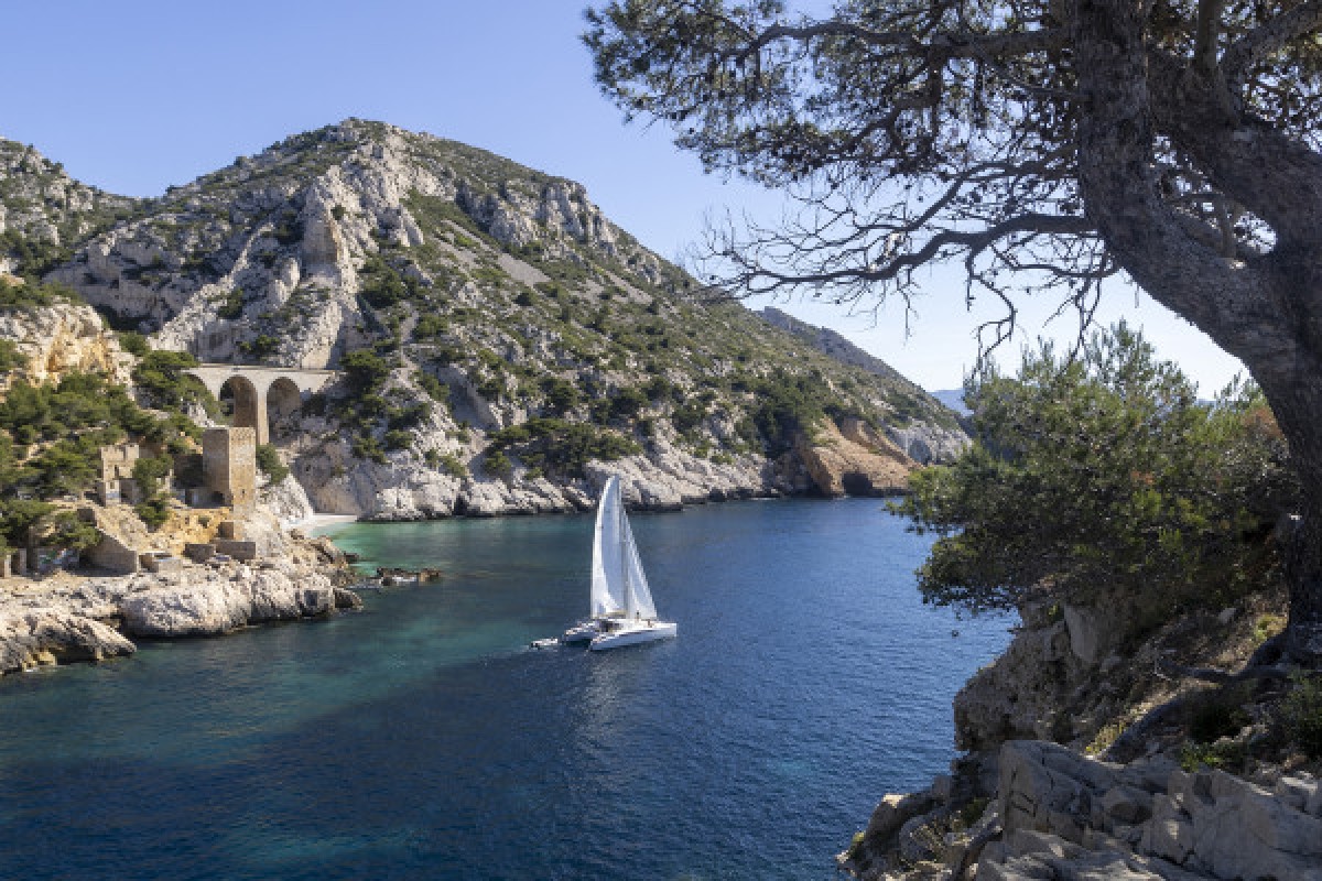 Catamaran dans la baie de Marseille. Départ l'Estaque - Bonjour Fun
