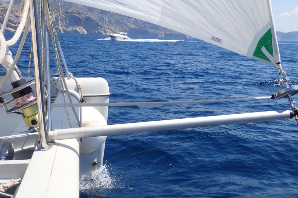 Catamaran dans la baie de Marseille. Départ l'Estaque - Bonjour Fun
