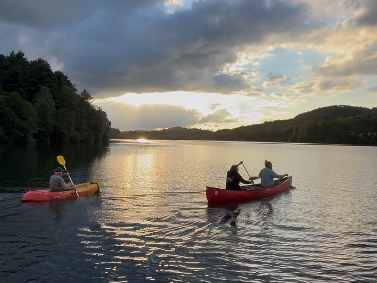 Coucher de Soleil sur l'eau au Lac de Lourdes - Bonjour Fun