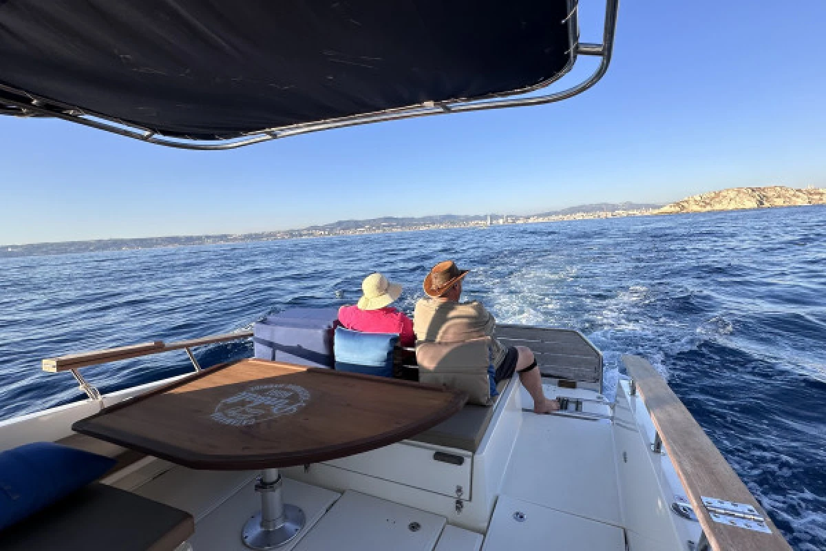Croisière dans les calanques du Frioul avec café & baignade - Musée du Mucem - Bonjour Fun