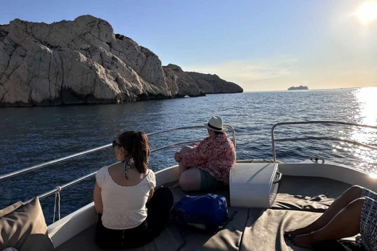 Croisière dans les calanques du Frioul avec café & baignade - Musée du Mucem - Bonjour Fun