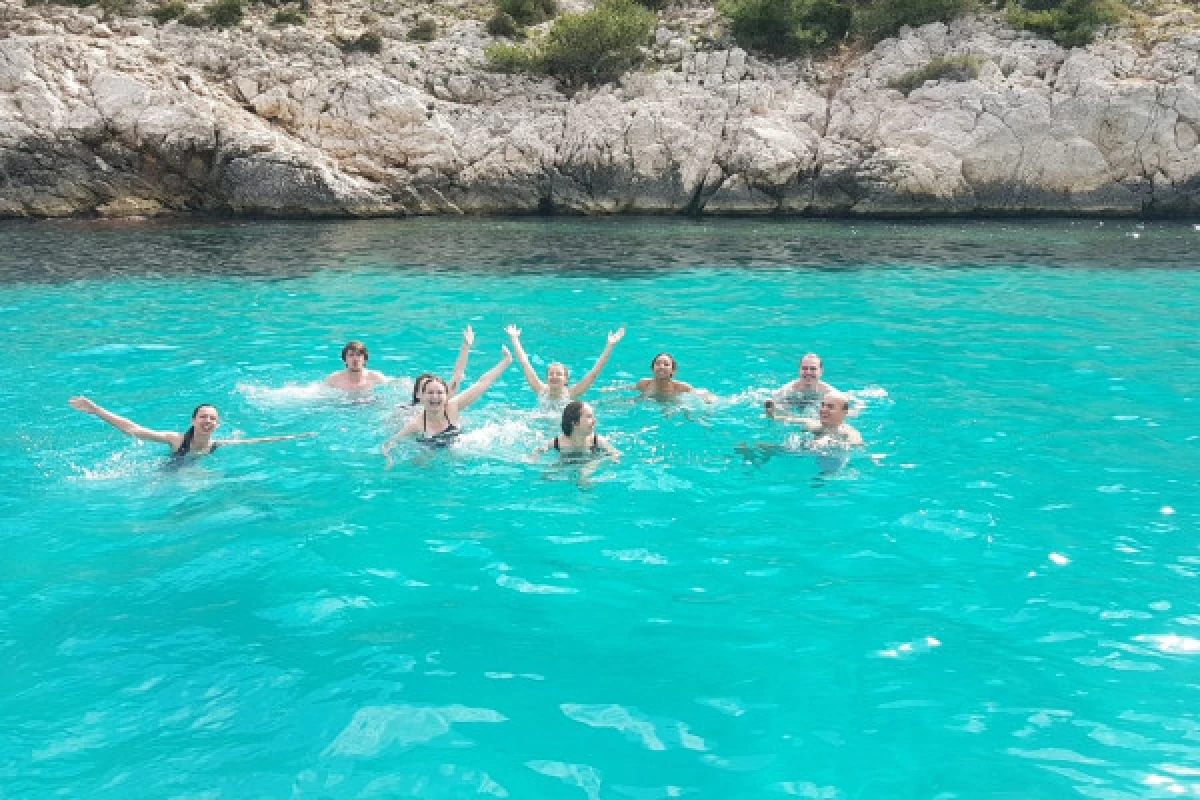 Croisière dans les calanques du Frioul avec café & baignade -Théâtre de la Criée - Bonjour Fun
