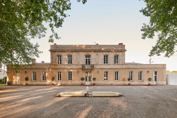 Discovery tour of Château Haut Breton Larigaudière - Bonjour Fun