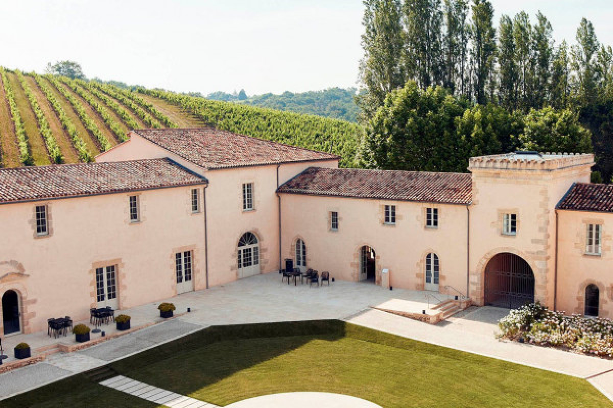 Exploration aérienne en avion du CHATEAU MALROME avec Commentaires immersifs - Bonjour Fun