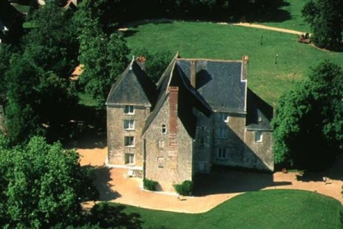 Exploration en avion du CHATEAU DE SACHE-BALZAC avec Audioguide culturel immersif - Bonjour Fun