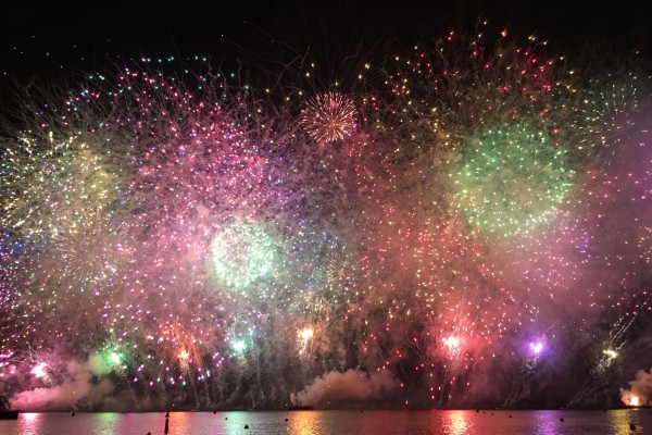 Feu d'artifice en mer à Cannes - Bonjour Fun