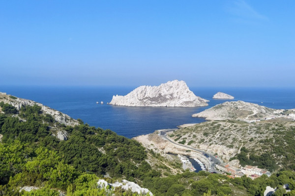Hike to Calanque of Marseilleveyre - Bonjour Fun