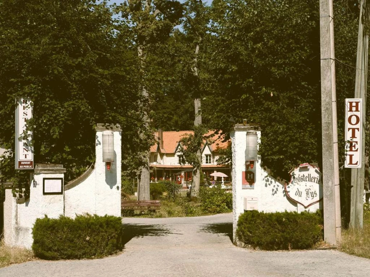Hostellerie Du Lys - Bonjour Fun