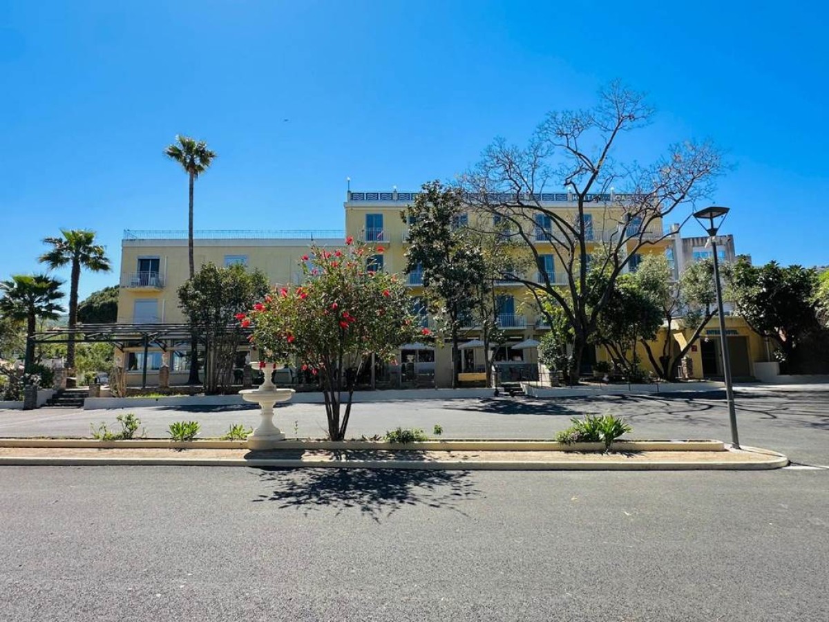 Hôtel "Castellu" - Bonjour Fun