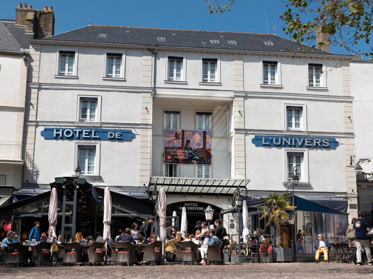 Hotel De L'univers - Bonjour Fun