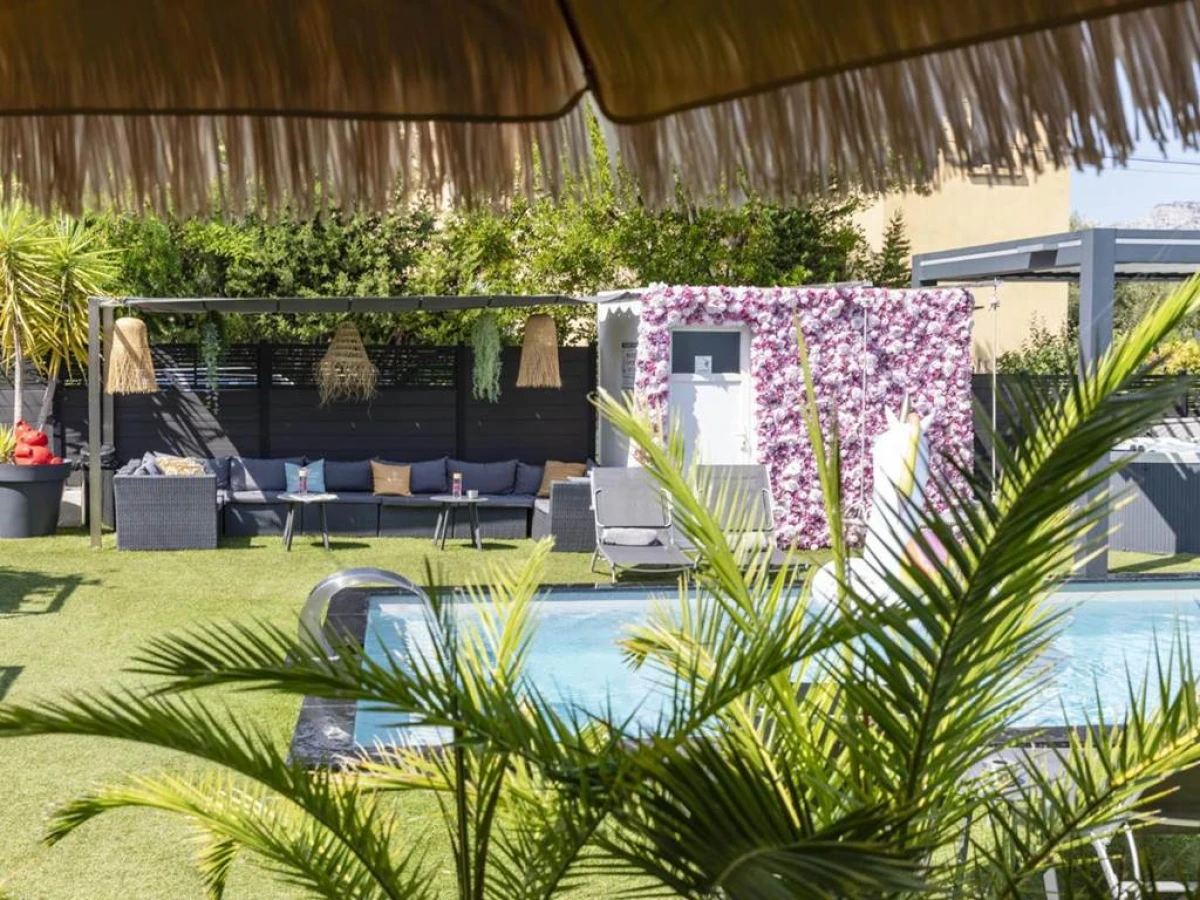 Hôtel Eden Cassis - centre-ville- piscine chauffée - Bonjour Fun