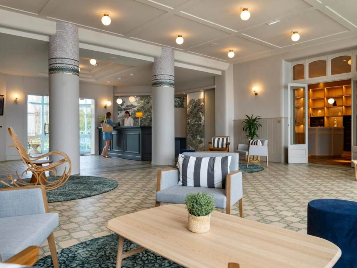 Hôtel Morgat Le Grand Hôtel De La Mer - Bonjour Fun