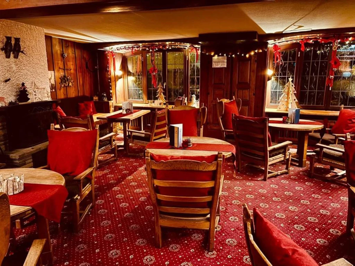 Hotel Restaurant Aux Trois Roses - Bonjour Fun