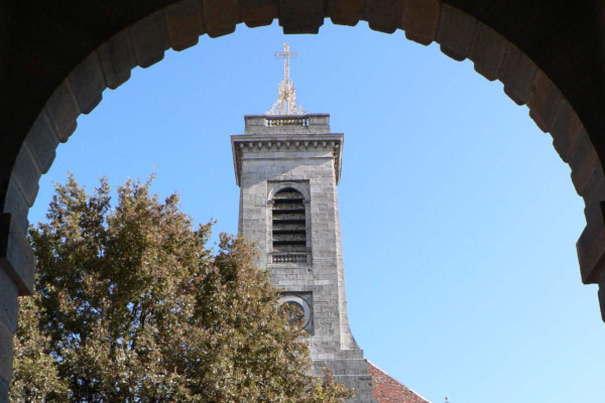 L’ÉGLISE SAINT-PIERRE ET SA PLACE - Bonjour Fun