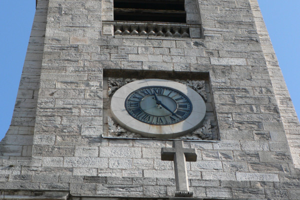 L’ÉGLISE SAINT-PIERRE ET SA PLACE - Bonjour Fun