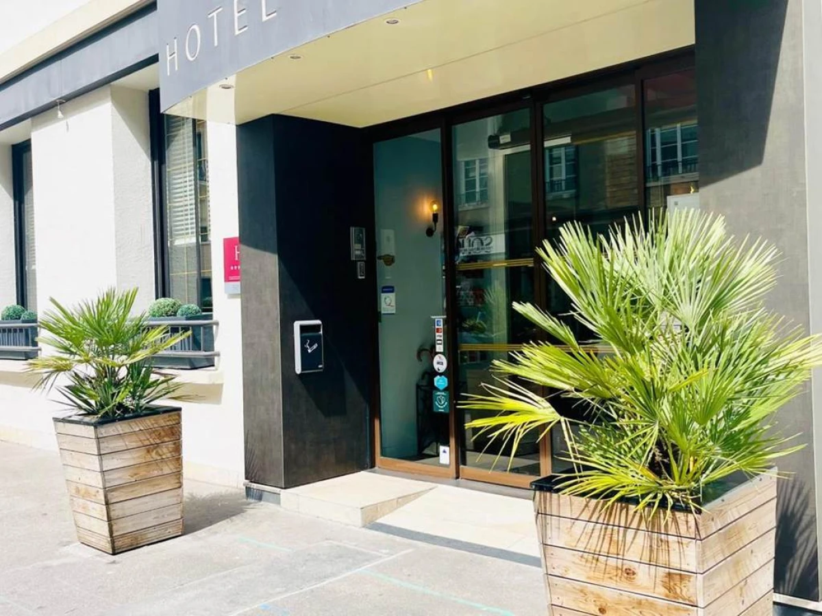 L'Hôtel Bristol - Bonjour Fun L'Hôtel Bristol - Bonjour Fun