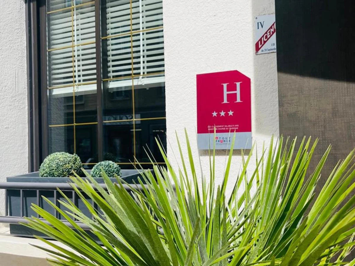 L'Hôtel Bristol - Bonjour Fun L'Hôtel Bristol - Bonjour Fun