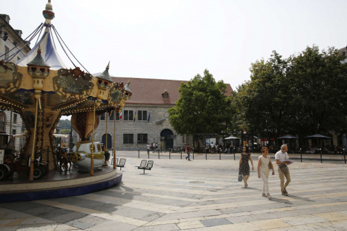 Les places : entre sociabilité et lieux de pouvoir - Bonjour Fun