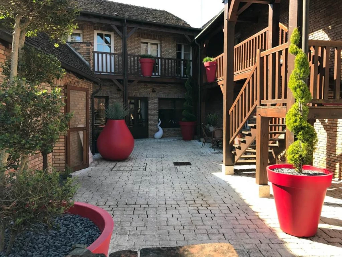 Logis Hôtel Auberge du Cheval Blanc - Bonjour Fun