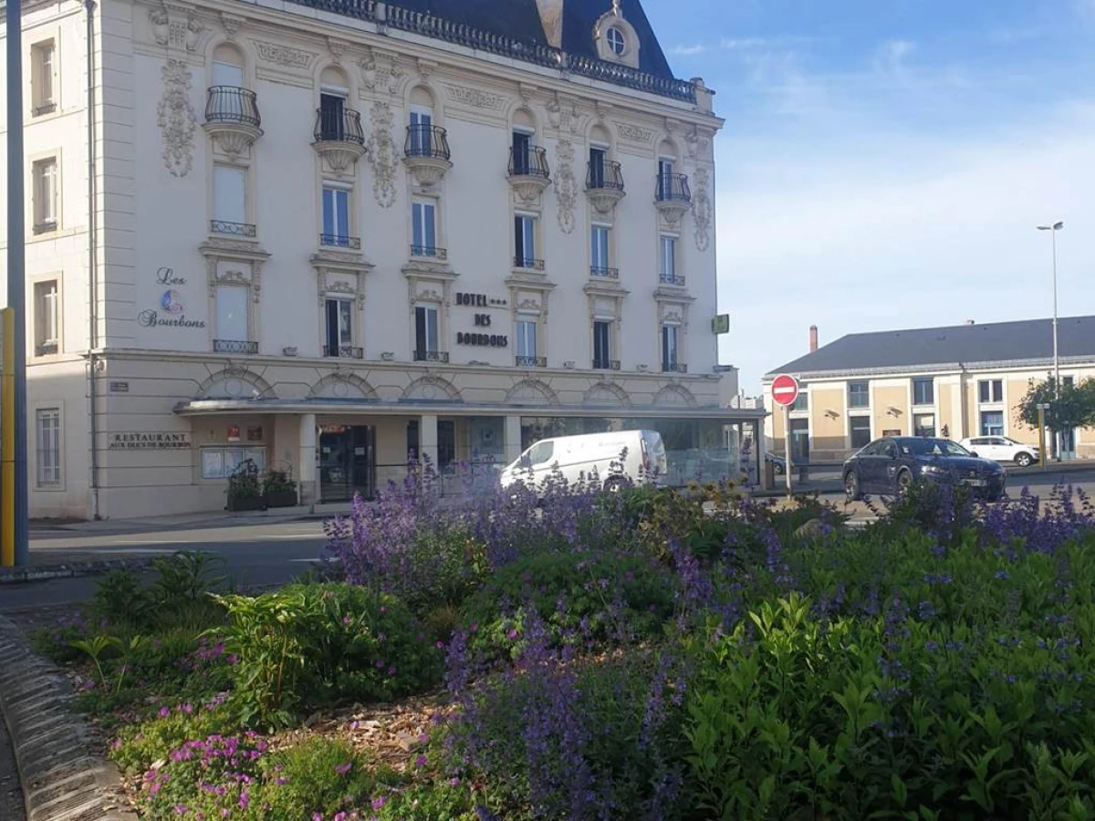 Logis Hotel des Bourbons Montluçon Climatisé - Bonjour Fun