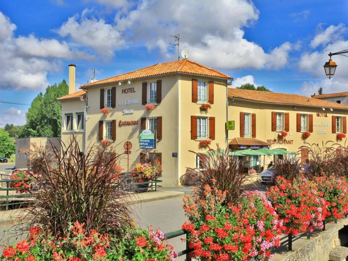 Logis Hôtel & Restaurant Le Cheval Blanc et Clovis - Bonjour Fun