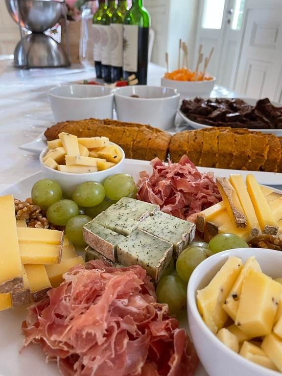 Nouveau au départ du château Haut Nouchet, offrez-vous une balade en trottinette  dans les vignobles, suivie d'une dégustation de 5 vins (2h00), avec options dégustation gourmande possible - Bonjour Fun