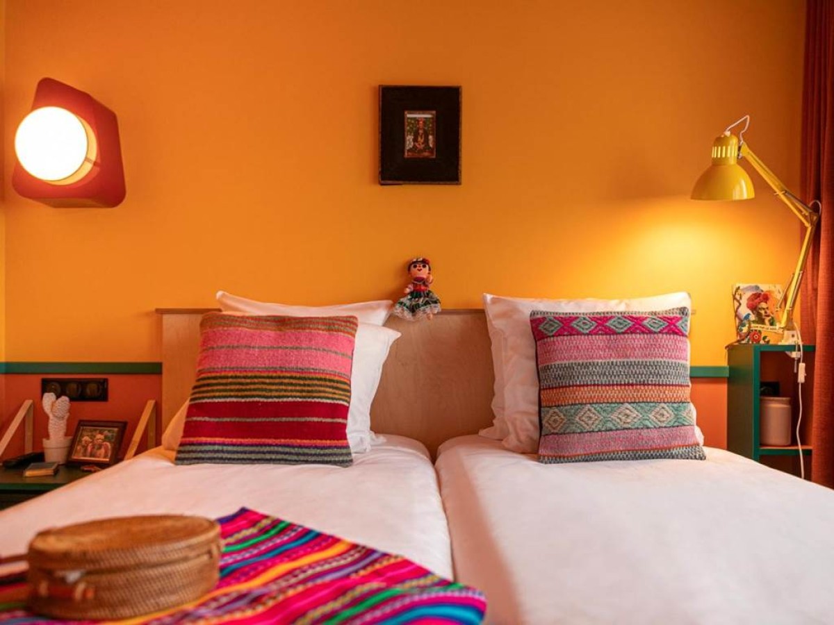 PAUL & PIA - Welcome Home Hotel - Bonjour Fun