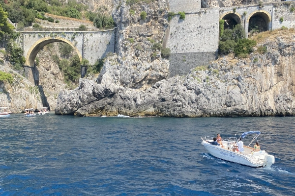 Private 40hp boat tour of the Amalfi Coast and Positano - Bonjour Fun