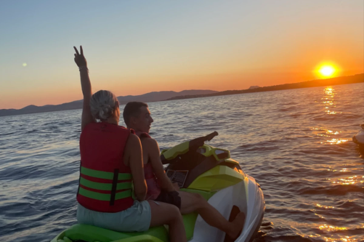Randonnée en Jet Ski - Coucher de Soleil - Agay - Bonjour Fun