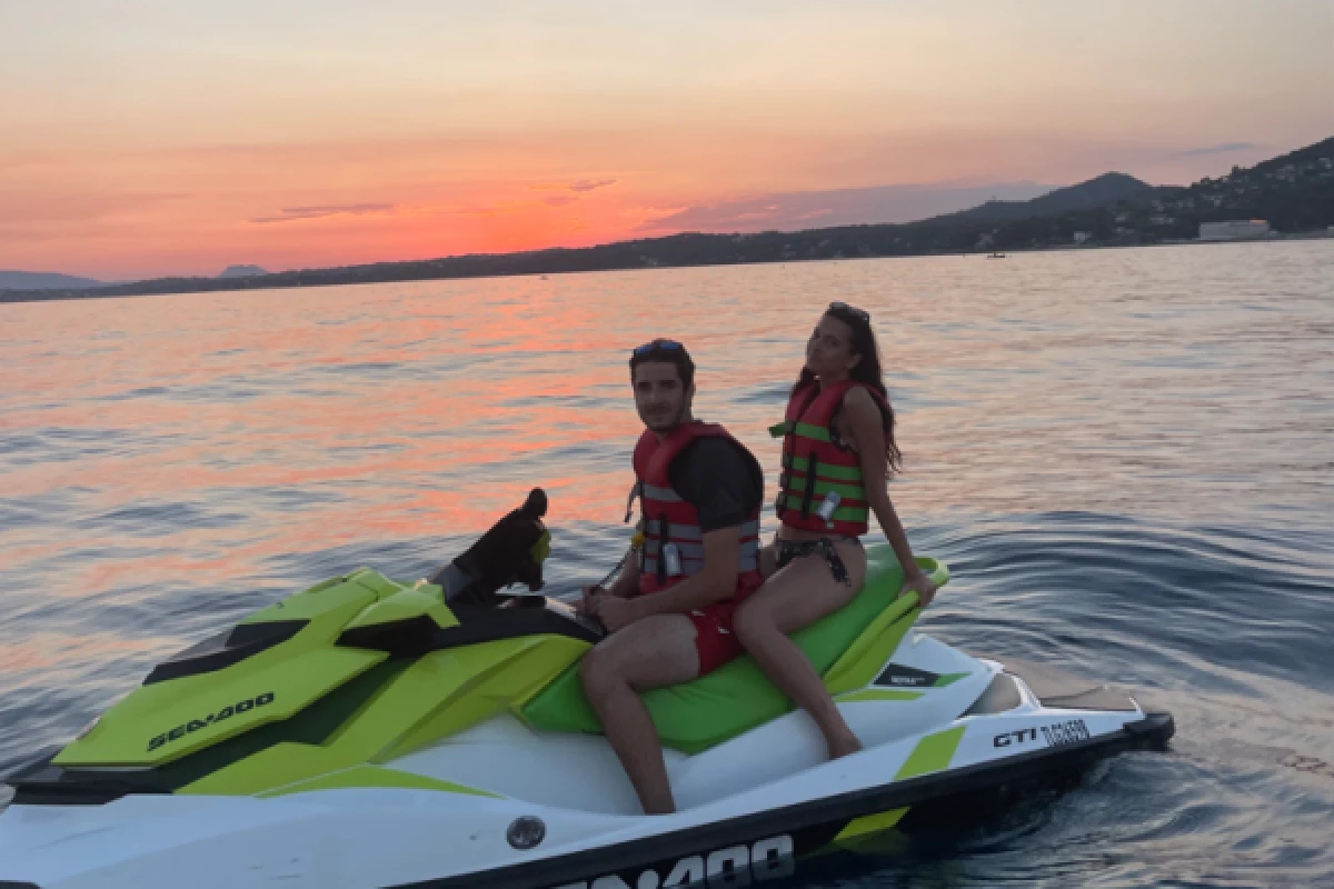 Randonnée en Jet Ski - Coucher de Soleil - Agay - Bonjour Fun