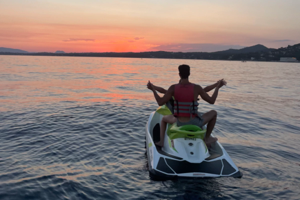 Randonnée en Jet Ski - Coucher de Soleil - Agay - Bonjour Fun