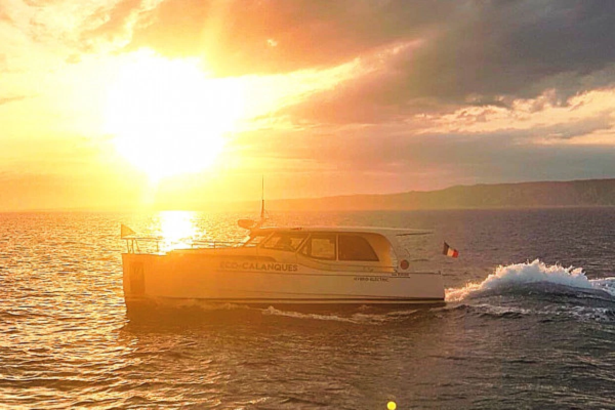 Soirée au soleil couchant dans les Calanques du Frioul - Quai d'honneur Mairie - Bonjour Fun