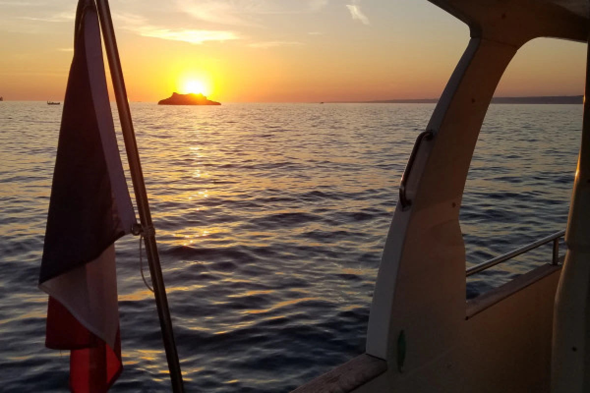 Soirée au soleil couchant dans les Calanques du Frioul - Quai d'honneur Mairie - Bonjour Fun