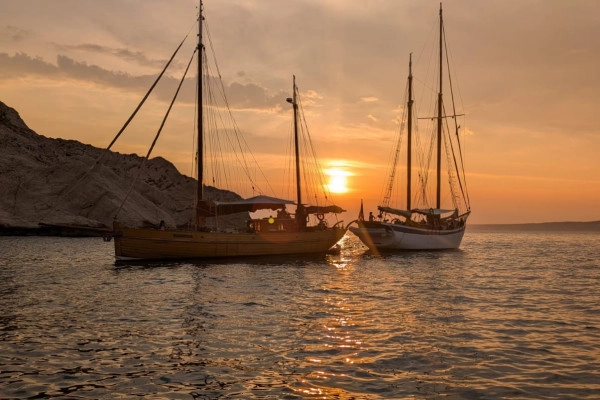 Soirée coucher du soleil en voilier dans les Calanques du Frioul - Quai d'honneur Mairie - Bonjour Fun