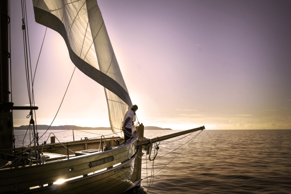 Soirée coucher du soleil en voilier dans les Calanques du Frioul - Quai d'honneur Mairie - Bonjour Fun