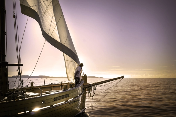 Soirée coucher du soleil en voilier dans les Calanques du Frioul - Quai d'honneur Mairie - Bonjour Fun