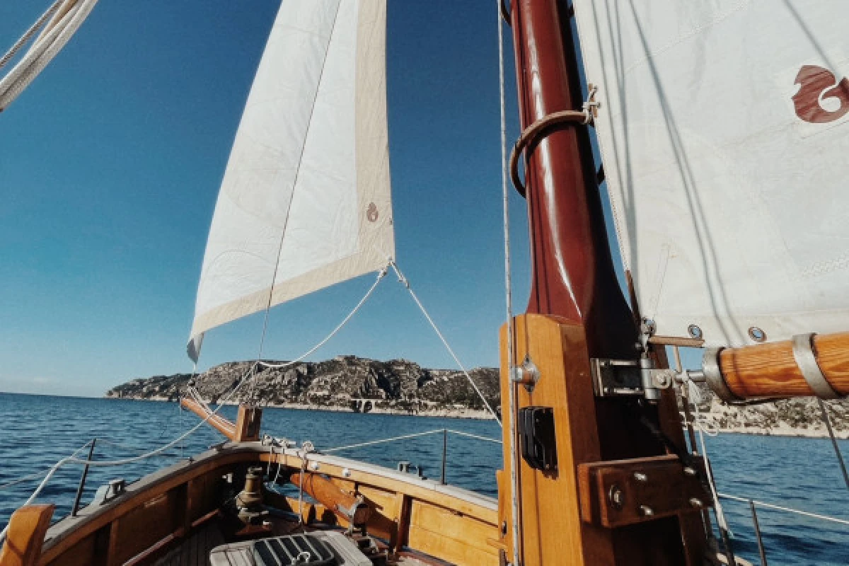 Soirée coucher du soleil en voilier dans les Calanques du Frioul - Quai d'honneur Mairie - Bonjour Fun