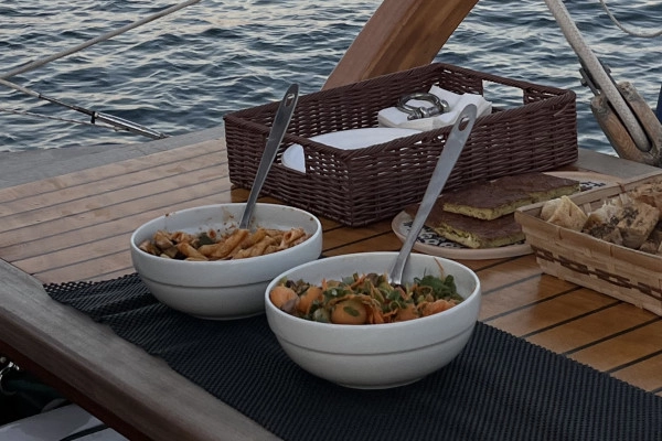 Soirée coucher du soleil en voilier dans les Calanques du Frioul - Quai d'honneur Mairie - Bonjour Fun