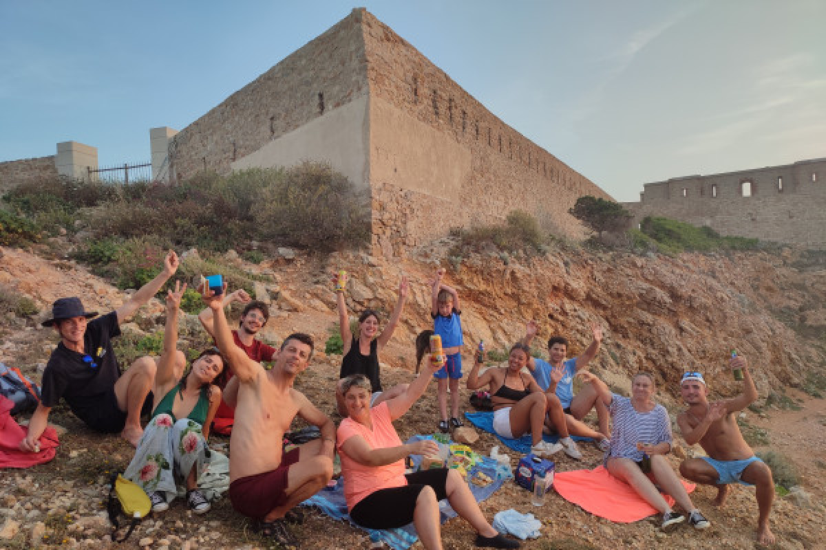 SOIREE KAYAK AVEC APERO EN MUSIQUE DANS UNE CALANQUE - Bonjour Fun