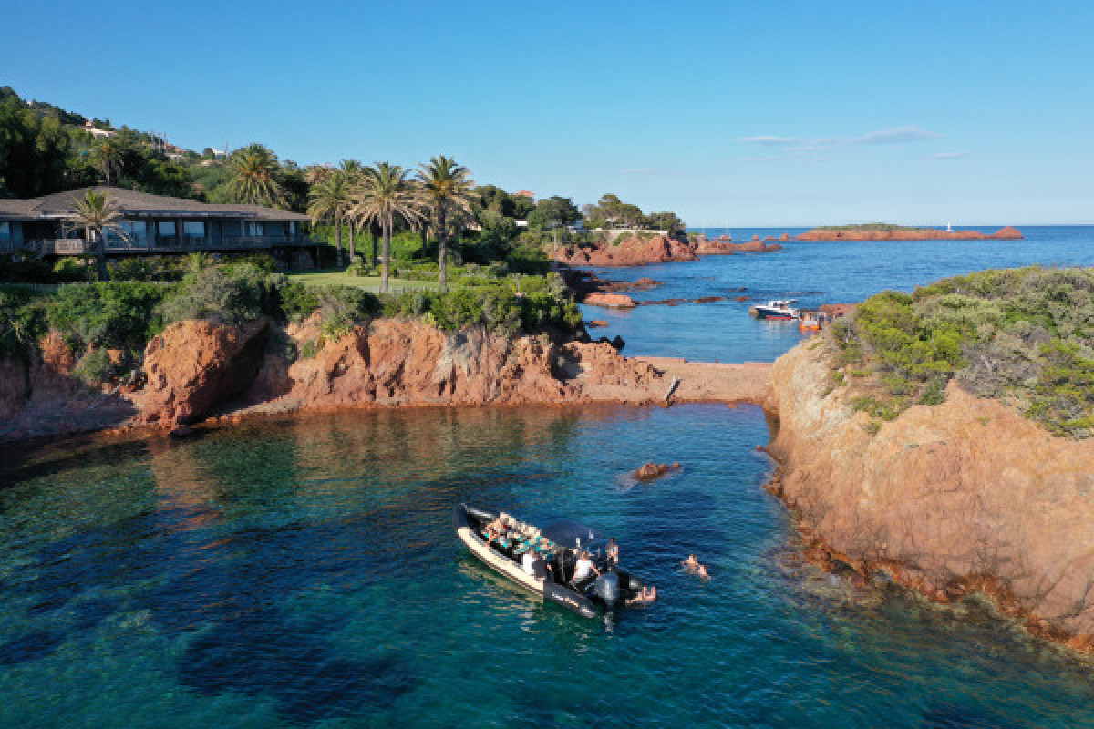 Sortie en mer roches rouges au départ de Fréjus - Bonjour Fun