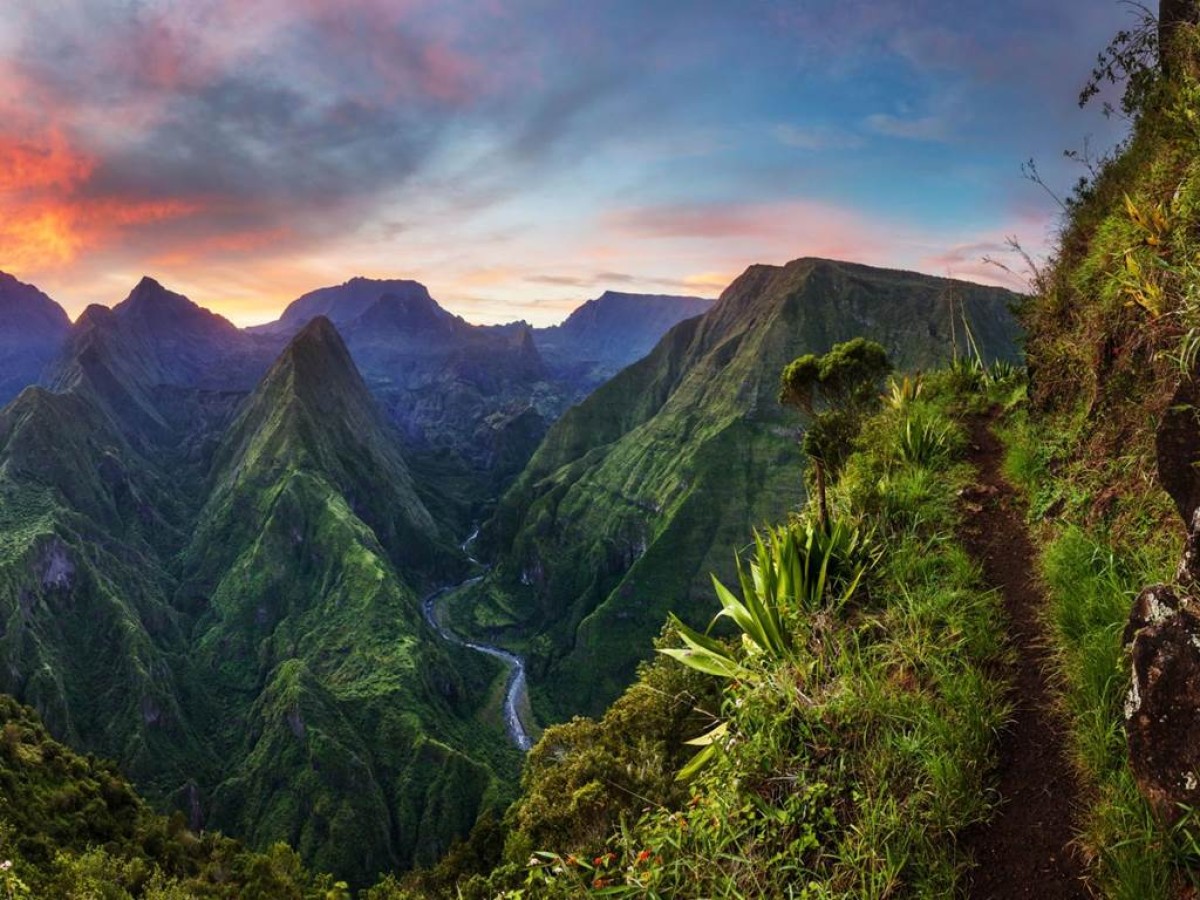 Tropic Locations - Bonjour Fun