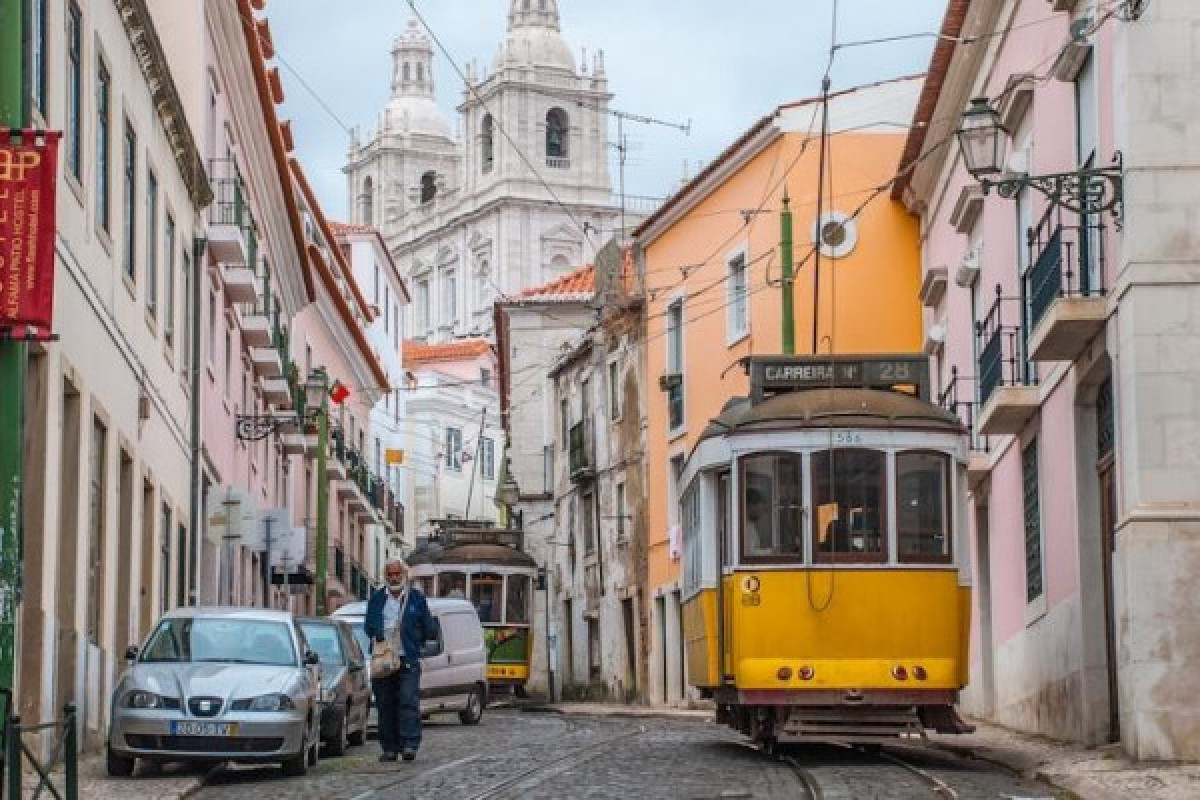 Typical Lisbon - Tuk Tuk Tour - Bonjour Fun