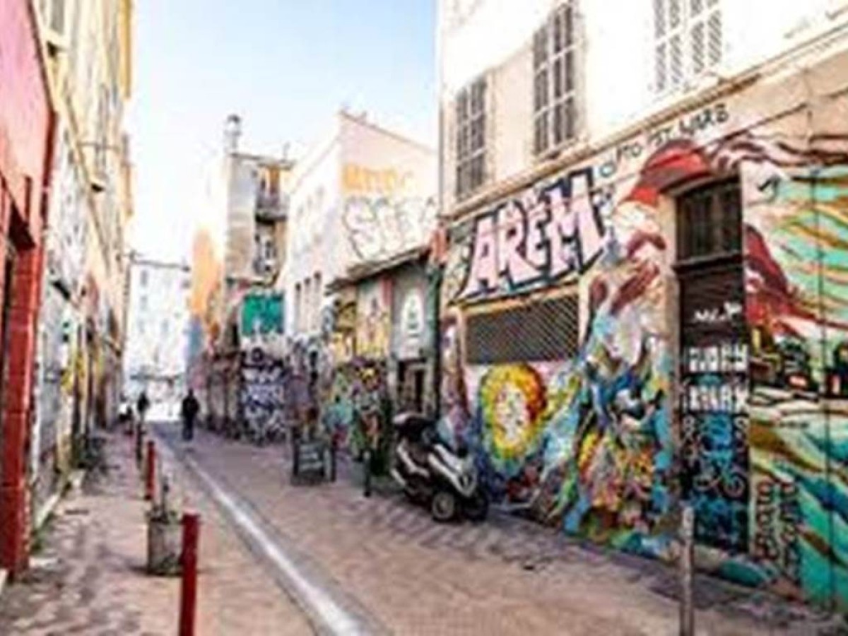 Visite à Vélo Électrique : Vieux-Port, Le Panier et Street Art à Marseille - Bonjour Fun