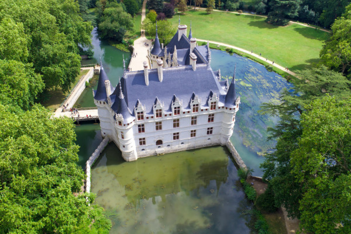 Visite guidée en avion du CHATEAU DE AZAY-LE-RIDEAU avec Commentaires culturels - Bonjour Fun