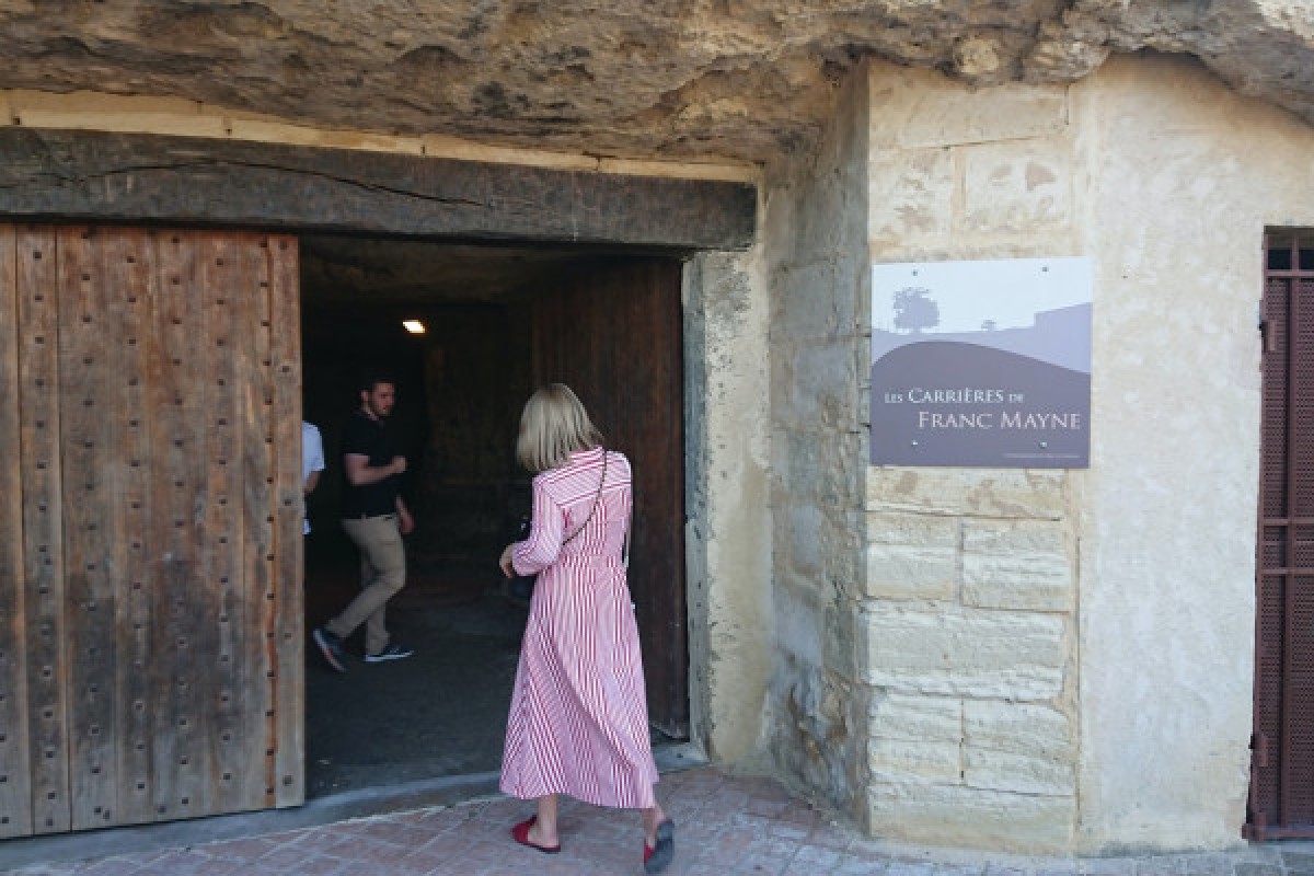 Wine tour St-Emilion petit groupe (Mercedes EQV Luxe) - Bonjour Fun